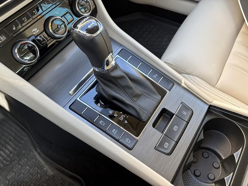 Škoda Superb 2.0 TDI 4x4 DSG / 147 kW Style - fotka 23 z 24