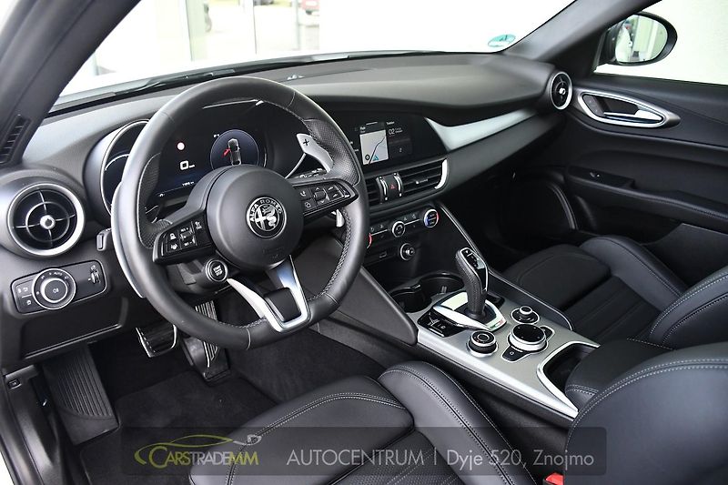 Alfa Romeo Giulia 2.0T 16V 206kW VELOCE AT8 Q4 - fotka 9 z 49