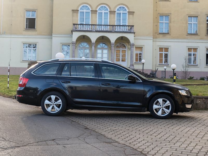 Škoda Octavia 2.0 TDI 110 kW DSG Tažné Navig - fotka 4 z 31