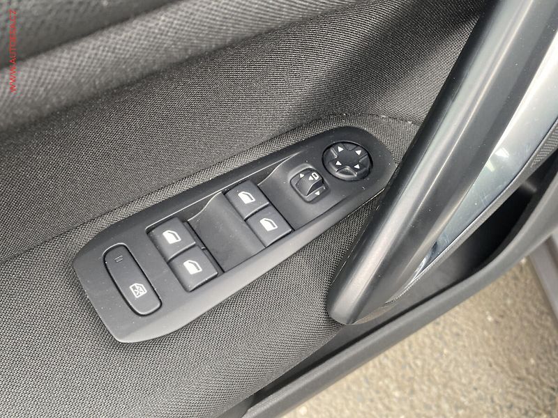 Peugeot 308 (2018) 1.2PT, Style, navi - fotka 12 z 18
