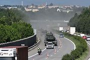 První armádní výcvik přesunu tanků Leopard 2A4 na dálnici D35.