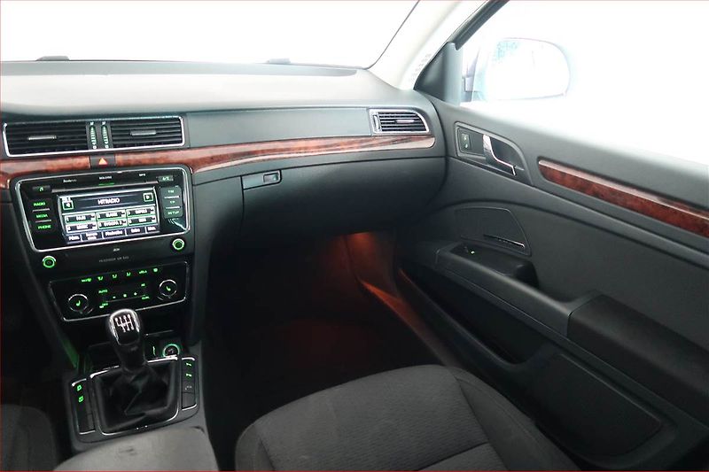 Škoda Superb (2012) Elegance 2.0 TDI, Xenony - fotka 8 z 17