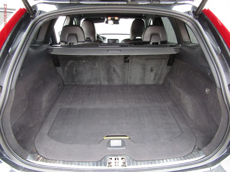 Volvo XC60 (2017) 2.0 D4, Momentum, xenon, navi - fotka 7 z 19