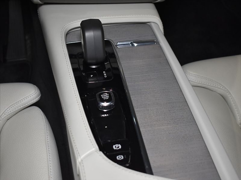 Volvo XC90 2,0 B5 AWD PLUS - fotka 16 z 26