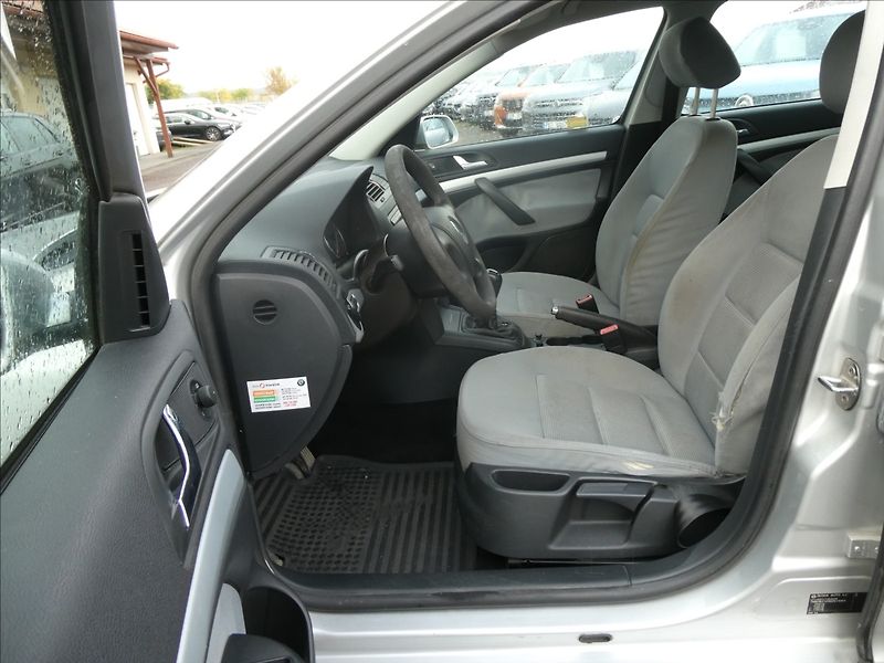 Škoda Octavia 1,6 FSi 85kW závěs, 2x kola - fotka 12 z 25