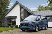 Campervan Swift Monza má i oficiální licenci Fordu. Vznikl z dodávky Transit. Kompaktní rozměry jsou stále vhodné pro rodinu.