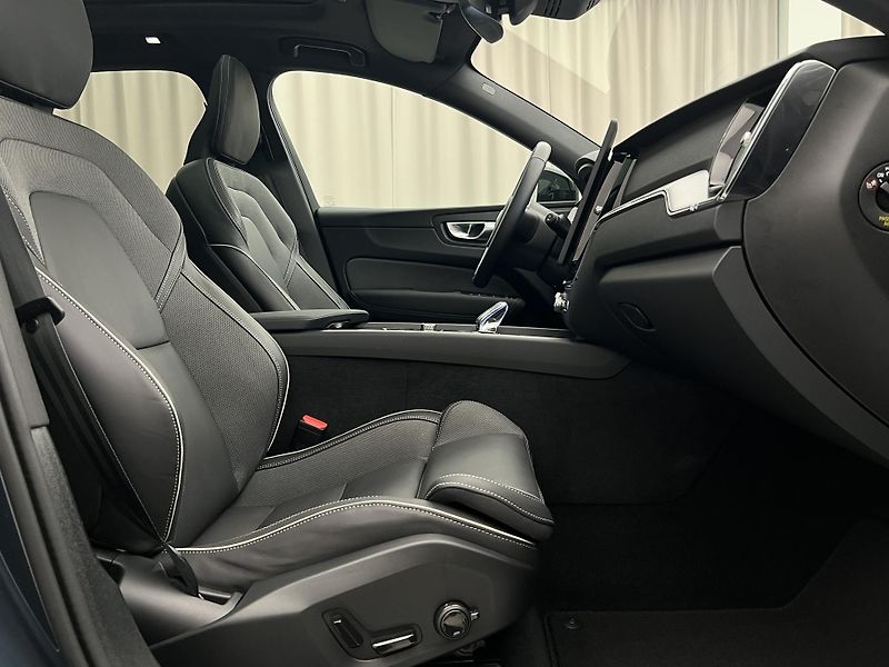 Volvo XC60 B5 AWD BLACK EDITION PLUS AUT  - fotka 20 z 43