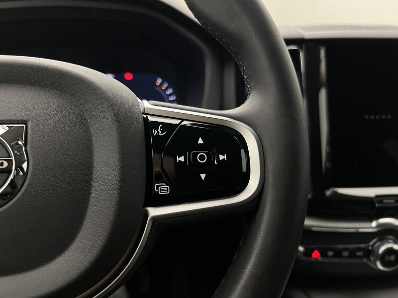 Volvo XC60 B5 AWD PLUS DARK AUT REZERVACE - fotka 26 z 44