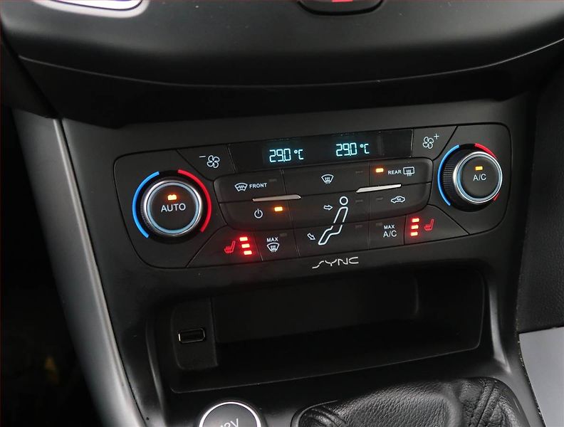 Ford Focus (2016) 1.0 EcoBoost, Serv.kniha - fotka 16 z 18