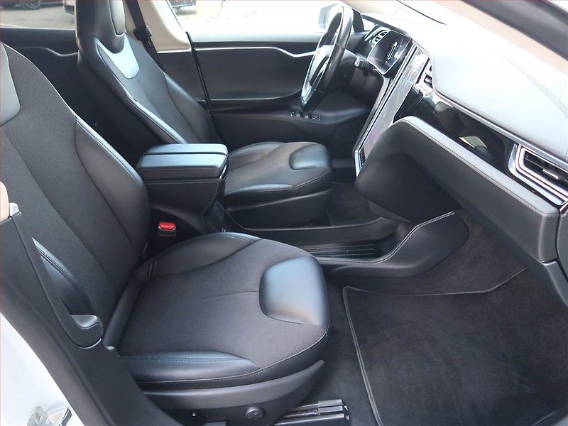 Tesla Model S (2015) 85D, SoH 92% - fotka 9 z 17