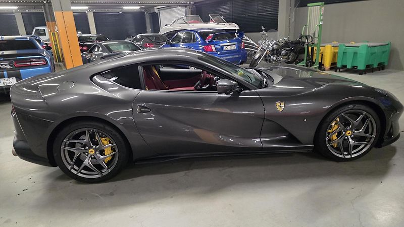 Ferrari 812 (2020) 2roky ZÁRUKA plný SERVIS - fotka 3 z 15