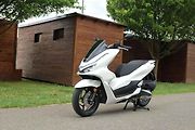 V loňském roce prošla Honda PCX modernizací, vylepšila motor, brzdy i kapotáž.