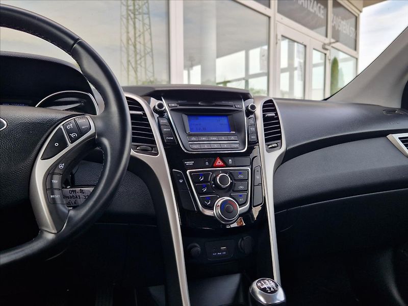 Hyundai i30 1,6 i 1.MAJITEL POUZ AUTORIZAK - fotka 23 z 32