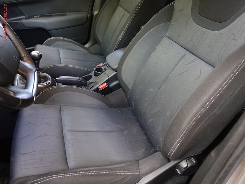Citroën C4 (2012) 1.6 VTi, 2.maj,ČR, servis - fotka 9 z 19