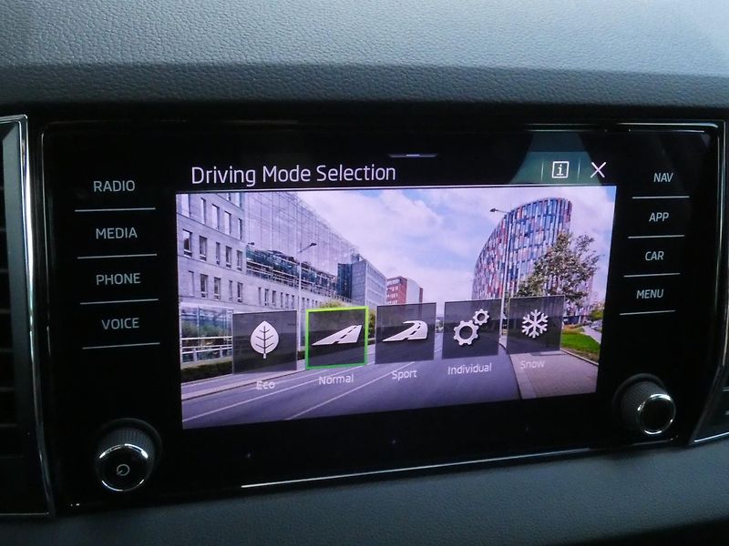 Škoda Karoq FL 4x4 Style 2.0 TDI /110 kW 7 - fotka 28 z 30