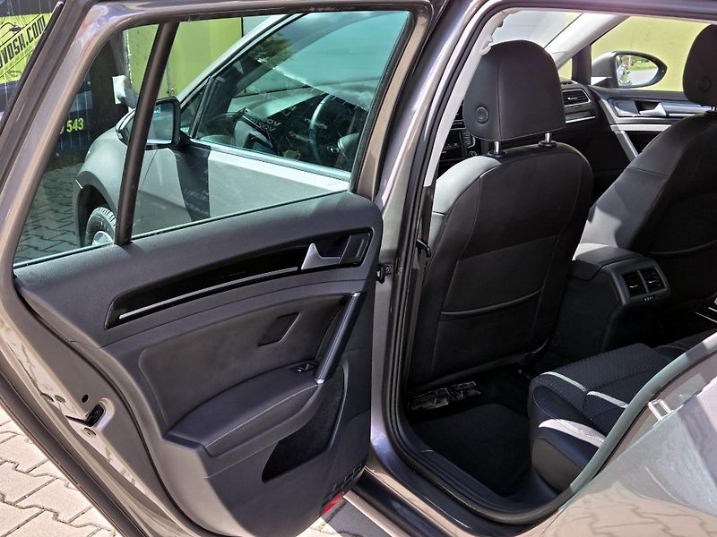 Volkswagen Golf 1,4TSi Highline 92kW, SERV.KN - fotka 16 z 44