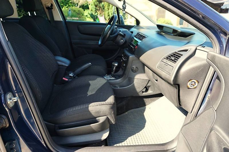 Citroën C4 (2008) 2,0 HDI 16V 100 kW - fotka 13 z 26