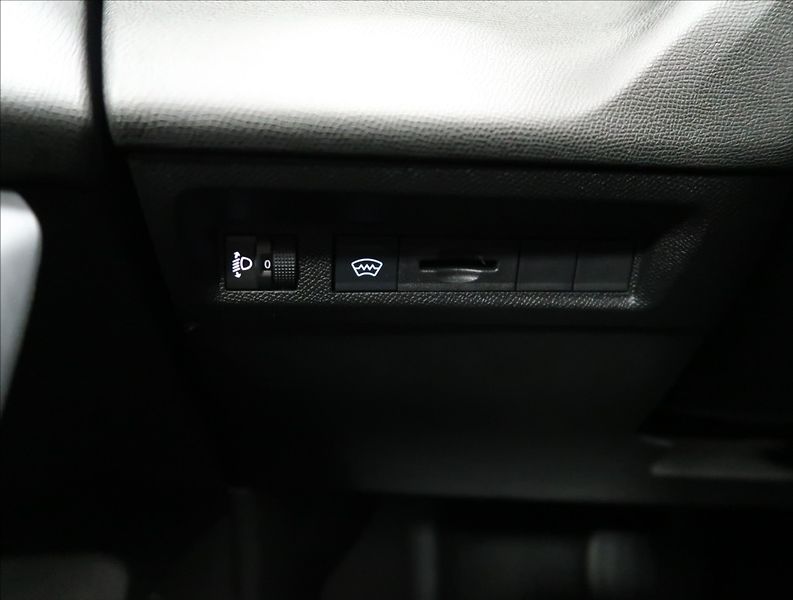 Peugeot 308 1,2 PT AT ALLURE NAVI KAMERA - fotka 17 z 37