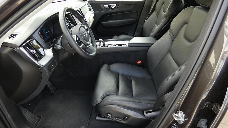 Volvo XC60 B4 AWD Plus Bright Auto - fotka 18 z 23