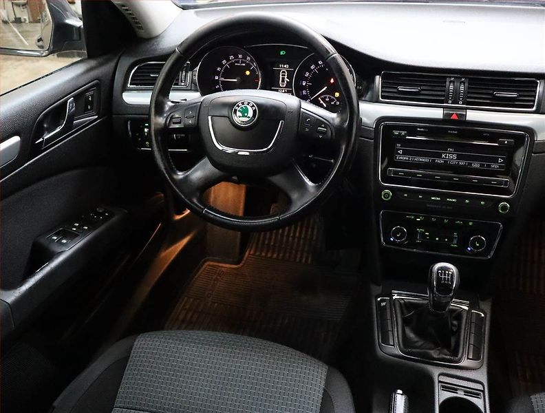Škoda Superb (2009) Ambiente 2.0 TDI, Xenony - fotka 7 z 20