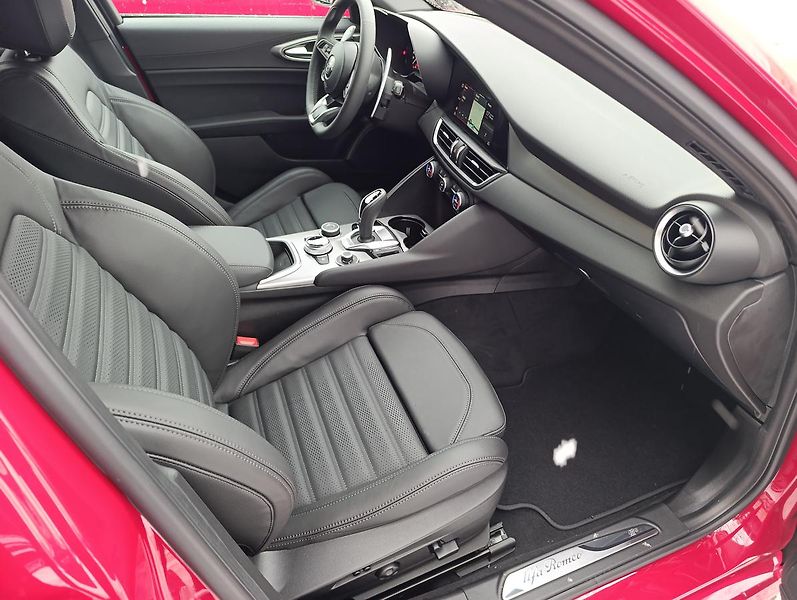 Alfa Romeo Giulia Veloce 2,0 Turbo 280k AWD - fotka 16 z 18