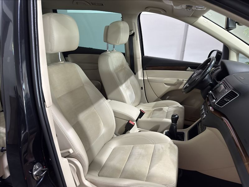 Volkswagen Sharan 2,0   TDI HIGH PANO WEBASTO TZ - fotka 28 z 40