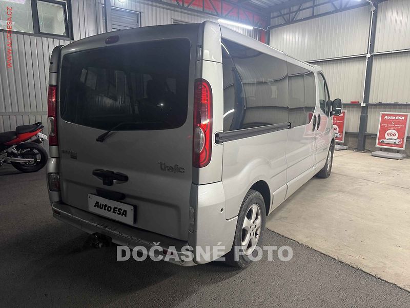 Renault Trafic (2013) 2.0dCi L2 8míst, ČR, Black - fotka 2 z 3