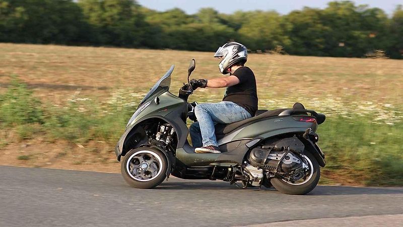 Piaggio MP3 500ie Sport LT (vlevo) a Piaggio Medley 125ie.