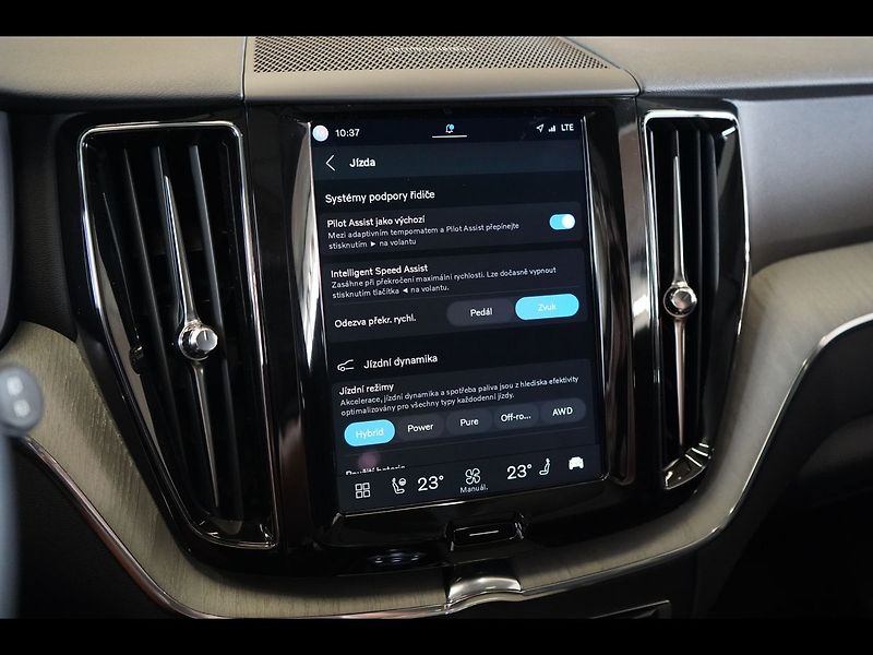 Volvo XC60 T8 PLUS Dark, Ventilace, 360° - fotka 34 z 48