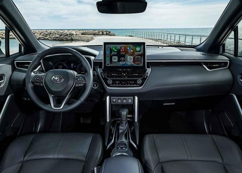 V terénu opravdu pomůže silnější zadní elektromotor