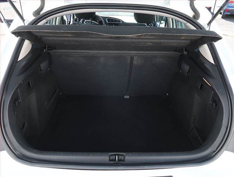 Citroën C4 (2017) 1.6 BlueHDi, Navi, Tempomat - fotka 14 z 20