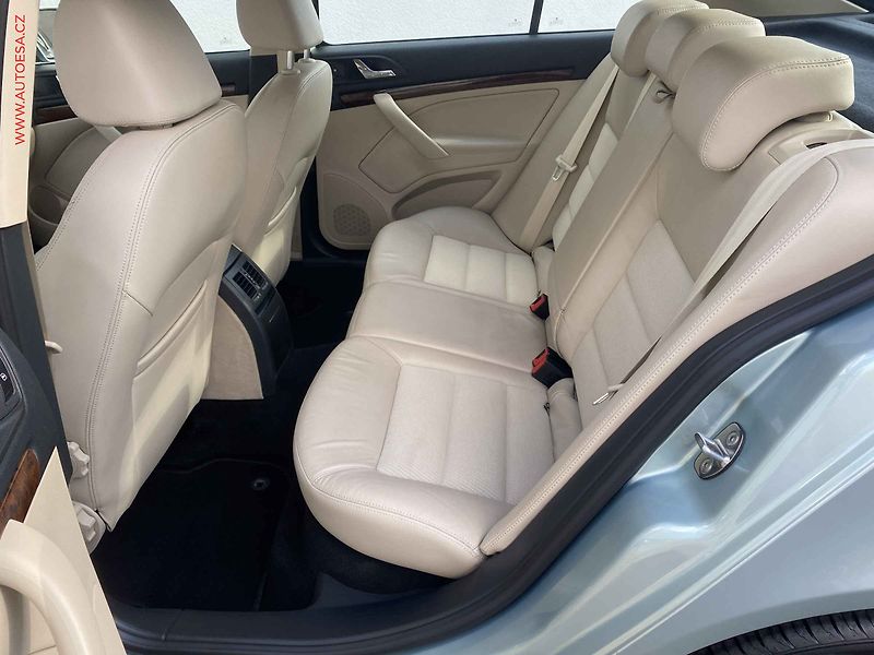 Škoda Octavia (2012) 1.6 TDi, Elegance, +kola - fotka 10 z 17