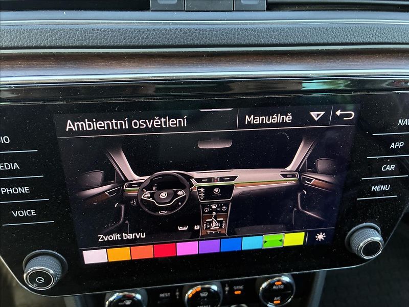 Škoda Superb 2,0 TDI 4X4 SCOUT TAŽNÉ - fotka 23 z 26