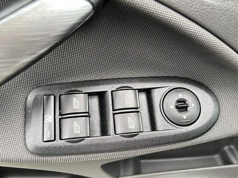Ford C-MAX 1.6i 16v KLIMATIZACE ALU KOLA - fotka 12 z 40