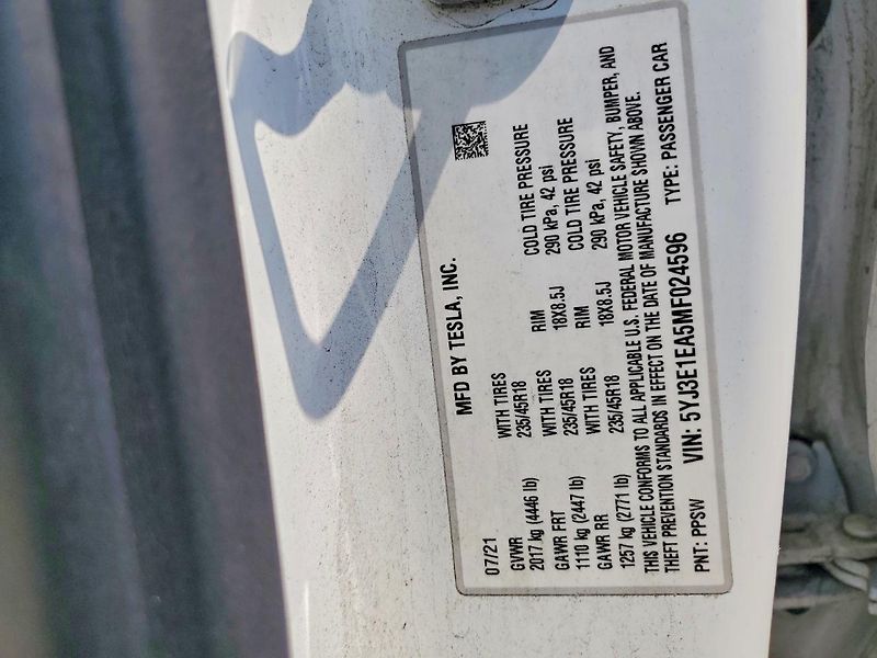 Tesla Model 3 (2021) Auto na cestě - fotka 12 z 12