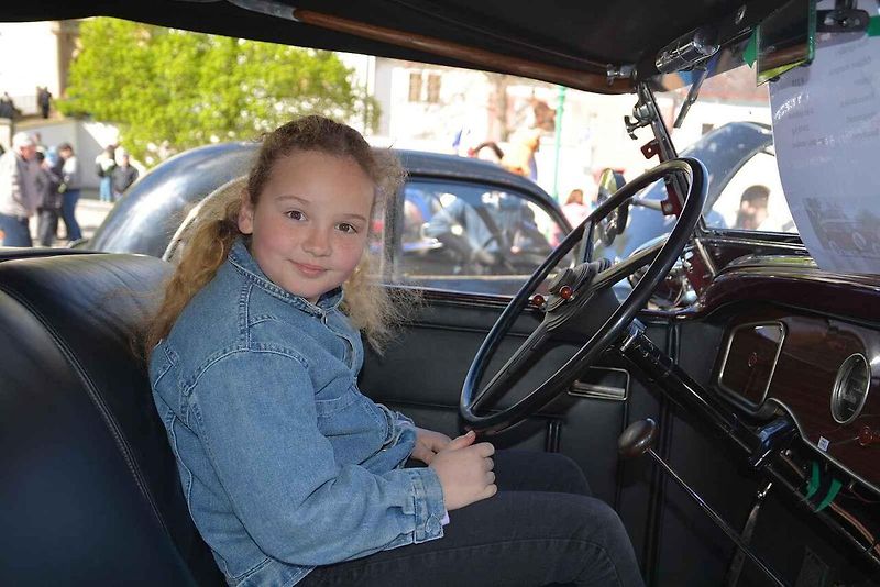 Automobiloví a motocykloví veteráni se vydali v neděli na tradiční jízdu Ze zámku na hrad. Start byl na Horním náměstí v Přerově, kde si lidé užili bohatý program.