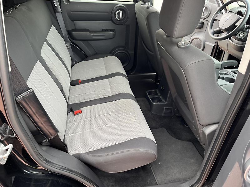 Dodge Nitro 2.8 CRD 4x4 Automat - fotka 13 z 27