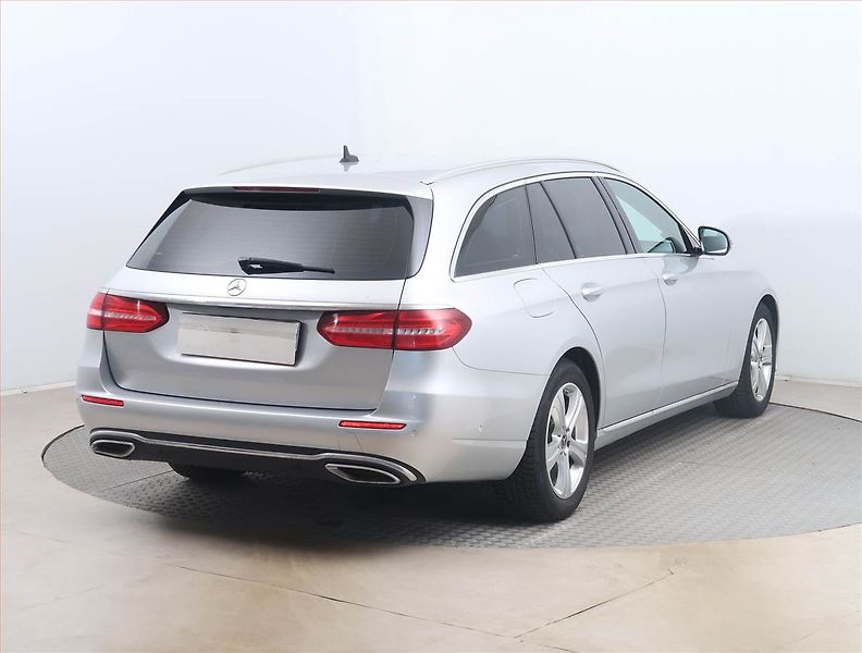 Mercedes-Benz Třídy E (2018) E 220 d 4MATIC - fotka 5 z 17