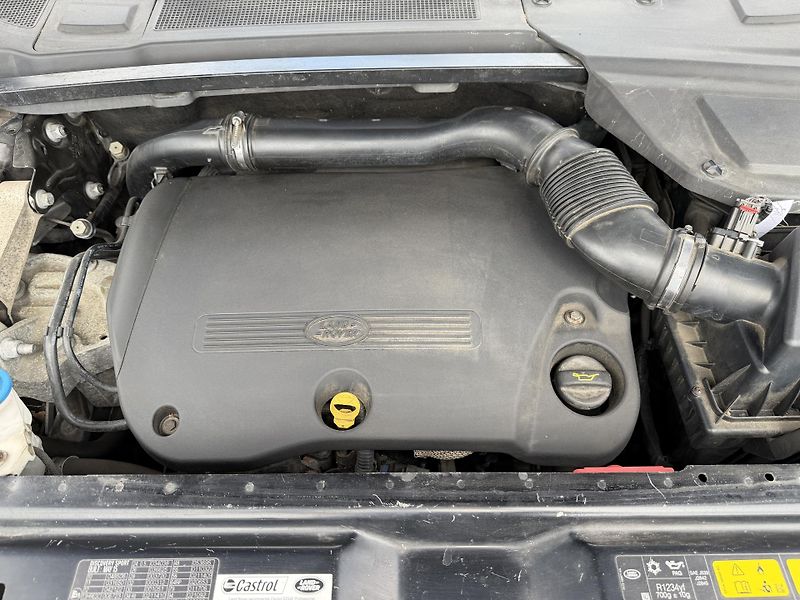 Land Rover Discovery Sport 2.2 TD4 4X4 XENON KŮŽE TAŽNÉ - fotka 42 z 44