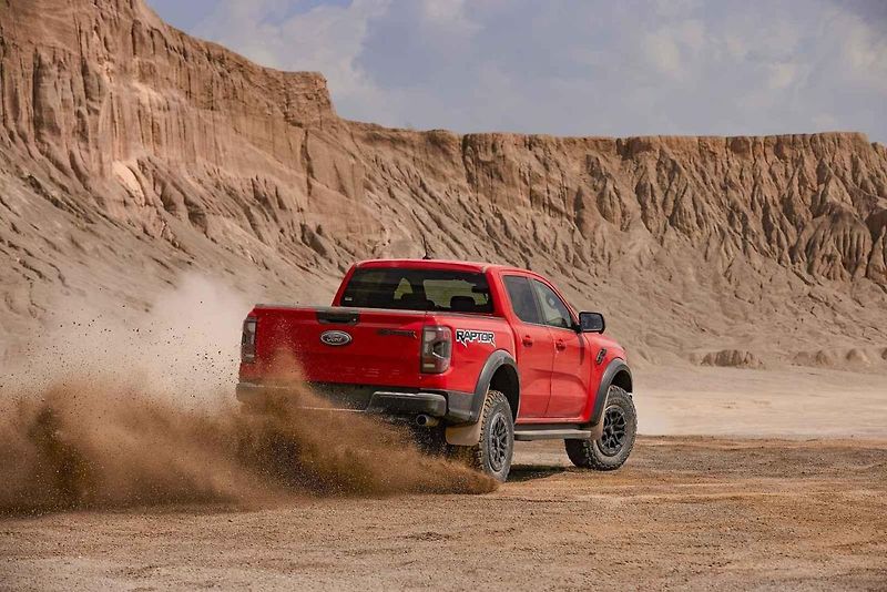 Ford Ranger Raptor v plné jízdě
