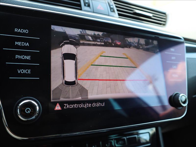 Škoda Superb 2,0 TDI SportLine Kamera ACC - fotka 23 z 36