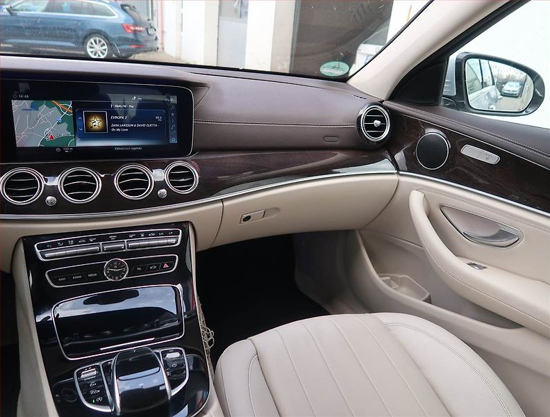 Mercedes-Benz Třídy E (2018) E 350 d 4MATIC - fotka 8 z 17