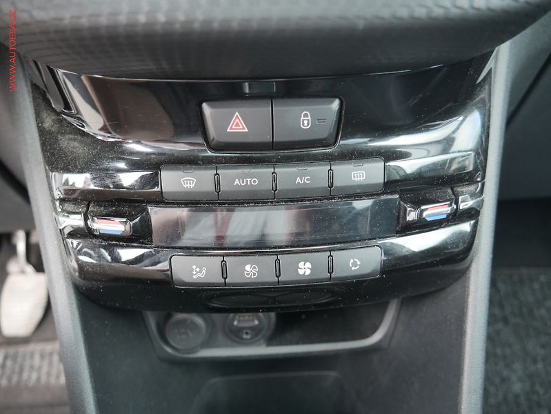 Peugeot 2008 (2015) 1.2PT, Allure - fotka 15 z 15