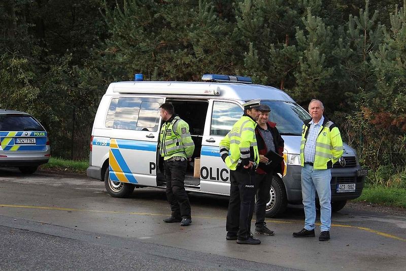 Do jihočeského měření emisí a kontrol u hotelu Sloup na silnici I/3 (bývalá E55) se zapojili policisté krajské dopravní policie, z dálničního oddělení Borek a táborští dopraváci. Vozidla se řidiči naváděli také z blízké dálnice D3.