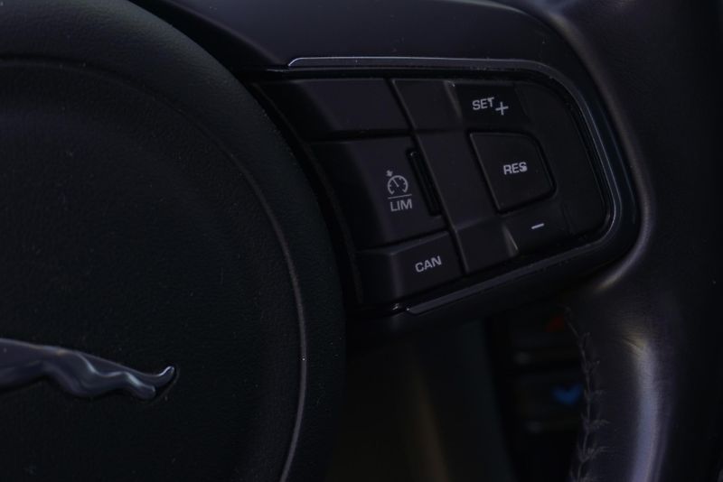 Jaguar F-Pace 2.0 25T 184kW - fotka 17 z 31
