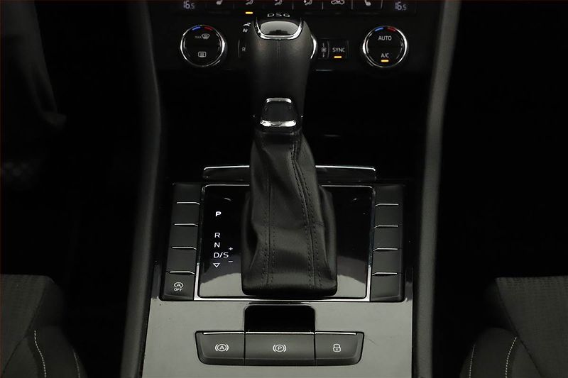 Škoda Superb (2018) 2.0 TDI, Automat, Navi - fotka 13 z 15