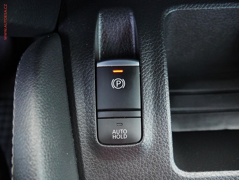 Nissan Qashqai (2020) 1.3 DIG-T, ČR, AC, temp - fotka 16 z 19