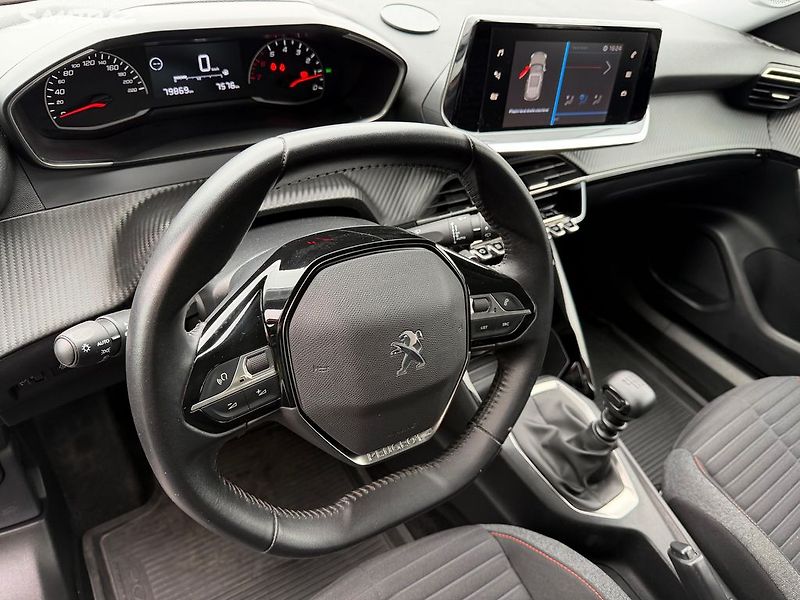 Peugeot 2008 1.2 PureTech 74 kW / tažné - fotka 18 z 21