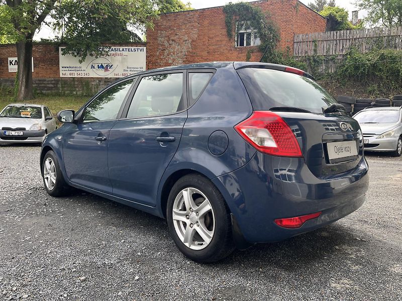 Kia Ceed (2010) 1,6 CRDi 85 Kw ČR!!! - fotka 7 z 16