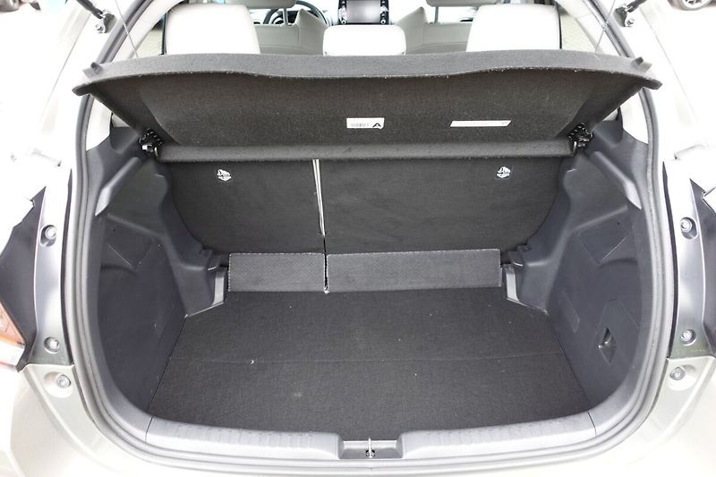 Toyota Yaris 1.5 HEV  Executive - fotka 14 z 29